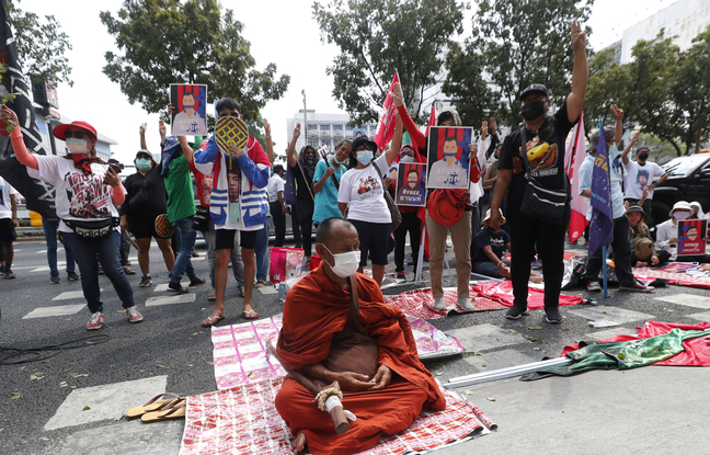 Thaïlande : Manifestation prodémocratie à Bangkok contre la loi sur le crime de lèse-majesté