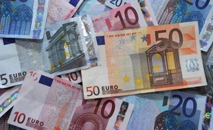 La crise économique et financière a entraîné un manque à gagner de près de 140 milliards d'euros par an pour la France, soit près de 7 points de produit intérieur brut (PIB), a révélé mercredi l'Insee, pour qui la récession en 2009 a été plus profonde encore qu'estimé jusqu'ici.