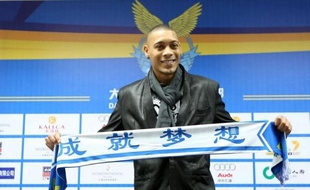 L'attaquant international du Paris SG Guillaume Hoarau a signé mercredi un contrat de trois ans avec le club chinois du Dalian Aerbin, ont annoncé conjointement son nouveau club et l'ancien.