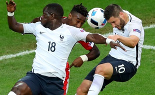 Sissoko et Gignac au duel lors de France-Suisse le 19 juin 2016.