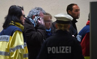 Les familles des victimes du crash de l'Airbus A320 de Germanwings le 26 mars 2015 à l'aéroport de Dusseldorf en partance pour Marseille