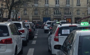 Bordeaux, le 10 fÈvrier 2014 - Des taxis manifestent dans Bordeaux pour protester contre UBER.