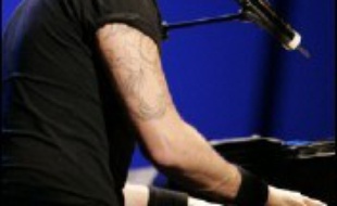 Les chaînes de télévision TF1 et France 2 ont toutes deux choisi le même moment, le samedi 6 mai à 20H50, pour mettre à l'honneur lors d'une émission de divertissement le chanteur-compositeur Pascal Obispo.