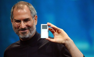 Steve Jobs dévoile l'iPod mini, en 2004.