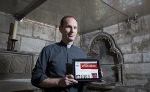 Le père Stéphane Duteurtre, supérieur du séminaire de Paris, qui a lancé le site «Adopte un futur prêtre», le 27 juin 2013 à Notre-Dame de Paris.