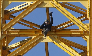 NANTES le 18/02/2013 Serge CHARNAY, pere en detresse en haut d une ancienne grue jaune des chantiers navals, pour que son dossier de garde parentale soit reexamine par la justice juste avant sa descente de la grue