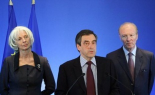 François Fillon a annoncé lundi un décret immédiat pour encadrer les rémunérations des dirigeants dans les entreprises aidées par l'Etat, après le scandale du parachute doré attribué à l'ex-PDG de Valeo ou des stocks-options à la Société Générale, finalement non versées.