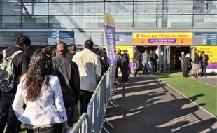 Le Stade de France (93) a accueilli hier le 2e forum de l'emploi où Hicham, Mohamed et Ibrahim (de g. à dr.) ont tenté de décrocher un des 3 000 jobs proposés par 70 exposants.