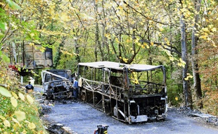 La carcasse du bus qui s'est embrasé dans la collision avec un camion, le 23 octobre 2015. / AFP PHOTO / MEHDI FEDOUACH