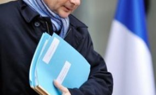 Le ministre de l'Immigration Eric Besson a démenti mardi soir la future ouverture, évoquée par Londres, d'un centre pour migrants dans les environs de Calais