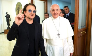 Le chanteur Bono et le pape François, le 19 septembre au Vatican.