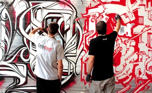 Astro et Kanos taguent sur du Cellograff.