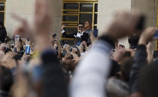 PSY était ce lundi 5 novembre à Paris pour un flashmob en face de la Tour Eiffel qui a réuni plus de 20.000 personnes.