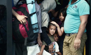 Des réfugiés irakiens dans un bus bondé, dans le port du Pirée près d'Athènes, le 9 septembre 2015