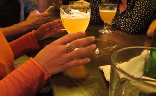 Illustration de femmes dans un bar de nuit.