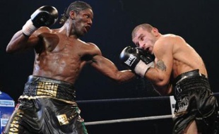 Le Français Hassam N'Dam est devenu champion WBA par intérim des poids moyens en battant aux points le Géorgien Avtandil Khurtsidze samedi soir au Palais des Sports de Paris.