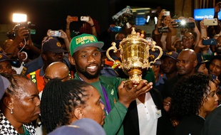 Le capitaine Siya Kolisi porte le trophée à l'arrivée des Springboks à l'aéroport de Johannesbourg, le 5 novembre 2019.