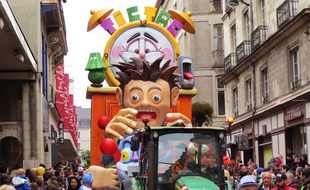 Le char «Destination jet lag», au carnaval de Nantes 2016.