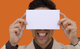 Un cadre se cachant derrière son enveloppe de carte de voeux