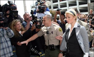 L'héritière Paris Hilton, l'une des femmes les plus photographiées au monde, va passer une partie de l'été sous les verrous, un juge de Los Angeles l'ayant condamnée vendredi à 45 jours de prison pour avoir violé les termes d'une mise à l'épreuve en conduisant sans permis.