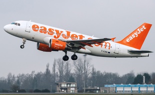 Un avion au décollage de l'aéroport de Lille-Lesquin