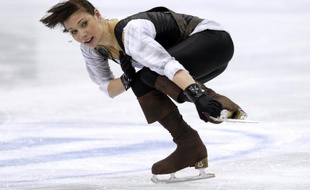 La Russe Alena Leonova, qui n'a encore gagné aucune grande médaille, a créé la surprise en prenant la tête à l'issue du programme court dames, lors des Mondiaux-2012 à Nice, où la jeune Française Yrétha Silete a payé trop de crispation (15e).