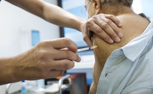 Illustration d'un patient recevant le vaccin de Pfizer-BioNTech à l'Hotel-Dieu, à Paris, le 2 janvier 2021.