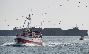 Un bateau de pêche sort du port de Lorient (image d'illustration).