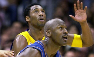 Kobe Bryant et Michael Jordan, à l'époque où Sa Majesté jouait aux Wizards, en 2002.