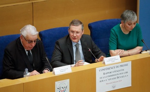 Le président de la commission d'enquête sénatoriale, Philippe Bas, et les corapporteurs, Jean-Pierre Sueur et Muriel Jourda lors de la conférence de presse sur les conclusions de l'affaire Benalla, le 20 février 2019, au Sénat.