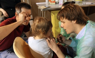Illustration d'un bébé en train de se faire vacciner.