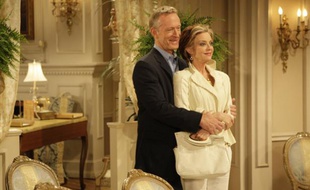 Les comédiens Ted Shackleford et Judith Chapman dans un épisode de 2008 des "Feux de l'amour".