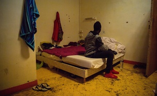 Un migrant dans un squat à Marseille.