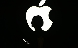 Le département américain de la Justice veut forcer Apple à aider les enquêteurs à débloquer l'iPhone d'un auteur de l'attentat de San Bernardino