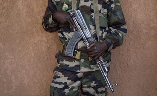 Un militaire en faction, au Niger.