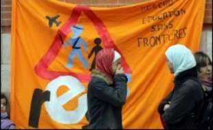 Les autorités françaises menacent d'expulser des élèves étrangers clandestins à la fin de l'année scolaire, mais des parents, des professeurs et des militants de gauche se mobilisent et dénoncent une "chasse à l'enfant" qui pourrait concerner des milliers de jeunes.