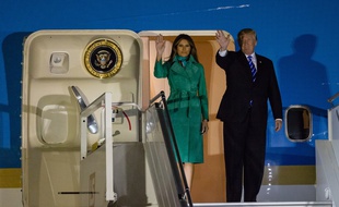 Le président des Etats-Unis Donald Trump, accompagné de son épouse Melania, lors de leur arrivée à Varsovie, en Pologne, pour débuter leur tournée européenne le 6 juillet 2017.