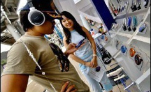 Les revenus de la musique numérique ont presque doublé en 2006 dans le monde mais ne compensent pas encore la baisse des ventes sur support physique, a annoncé mercredi la Fédération internationale de l'industrie phonographique (IFPI).