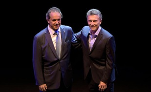 Michel Scioli et Mauricio Macri, candidats à la présidence de l'Argentine, le 15 novembre 2015 à Buenos Aires