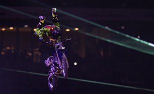 Villeneuve d'Ascq, le 15 novembre 2014. Premiere edition du Supercross de Paris-Lille dans l'Arena du stade Pierre-Mauroy. Ici le FMW show de freestyle moto.