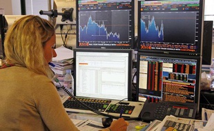 Un trader devant son ordinateur à la bourse de Paris.