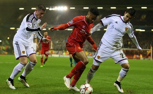 L'Anglais Raheem Sterling (au centre) face à deux joueurs de Bâle, en 2014