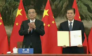 Le premier ministre et le ministre du Commerce chinois signent le nouvel accord commercial.