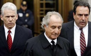 Bernard Madoff en mars 2009 à la sortie de la Cour fédérale américaine.