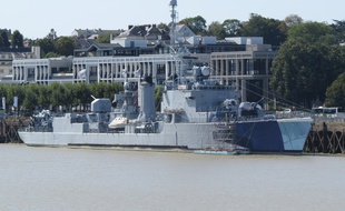 Le Maillé-Brézé, ancien navire de guerre devenu musée-naval, amarré quai de la Fosse à Nantes.