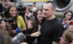 Sur le tarmac de l'aéroport, le cinéaste Oleg Sentsov a retrouvé ses proches, le 7 septembre 2019, après sa libération.