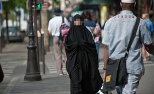 Une femme portant un niqab à Paris. Ilustration.