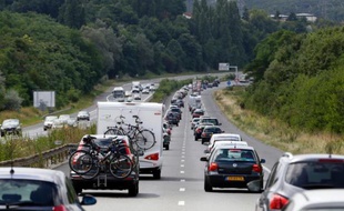 Les immatriculations de voitures neuves ont continué à progresser en janvier, de 0,5% en données brutes, grâce à la bonne performance des constructeurs nationaux, a annoncé lundi le Comité des constructeurs français d'automobiles (CCFA).