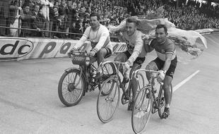Jacques Anquetil, accompagné de jean Stablinski, en juin 1965, au Vélodrome de Bordeaux.