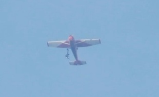 Fernando Gava est resté suspendu dans le vide, accroché à l'avion par sa combinaison.